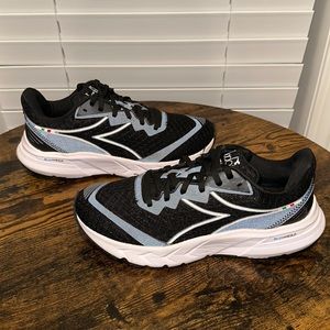 DIADORA Womens Equipe Nucleo Sneakers US 7 EU 38 Black Silver Running Shoes